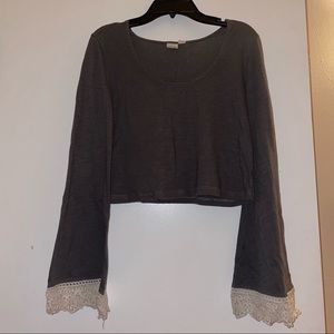 PACSUN/LA HEARTS SIZE M DARK GREY FLARED LONG SLEEVE W/LACE DESIGN CROPPED TOP